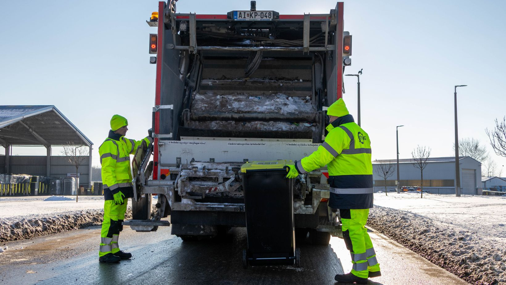 Kukásautó két kukással